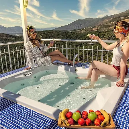 Sleeps 8 Pool Air Con Wifi