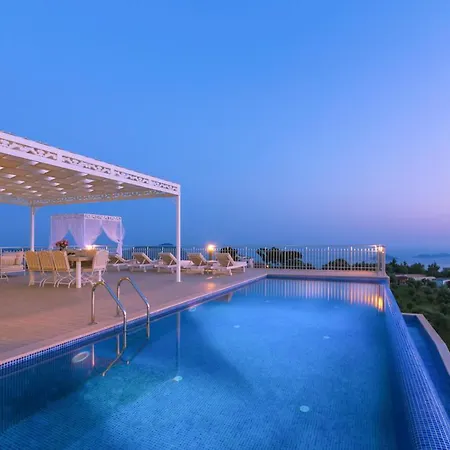 Sleeps 8 Pool Air Con Wifi