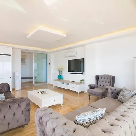 Villa Sleeps 8 Pool Air Con Wifi *